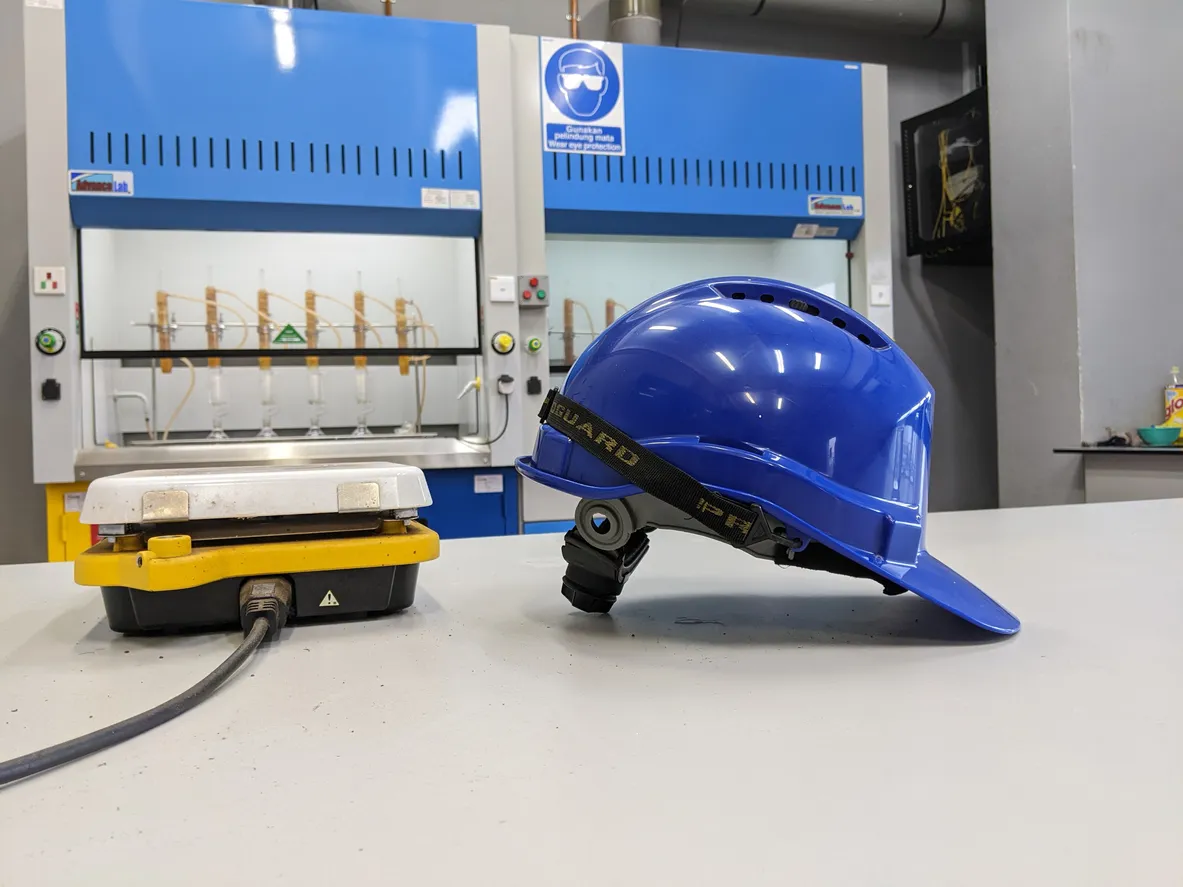 Malasia, 25 de mayo de 2022: Un casco de seguridad azul en una mesa de laboratorio en una fábrica