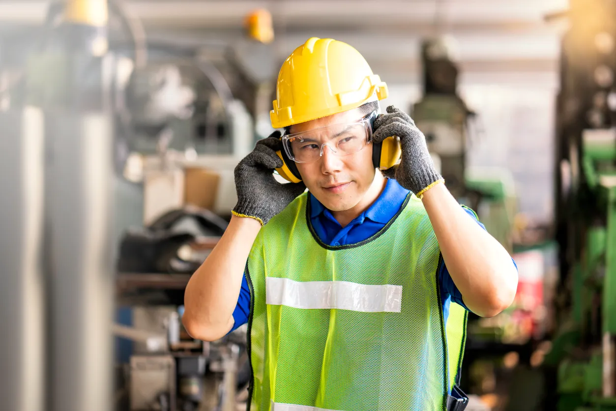 Los técnicos profesionales llevan equipo de protección y cascos en grandes plantas industriales. 