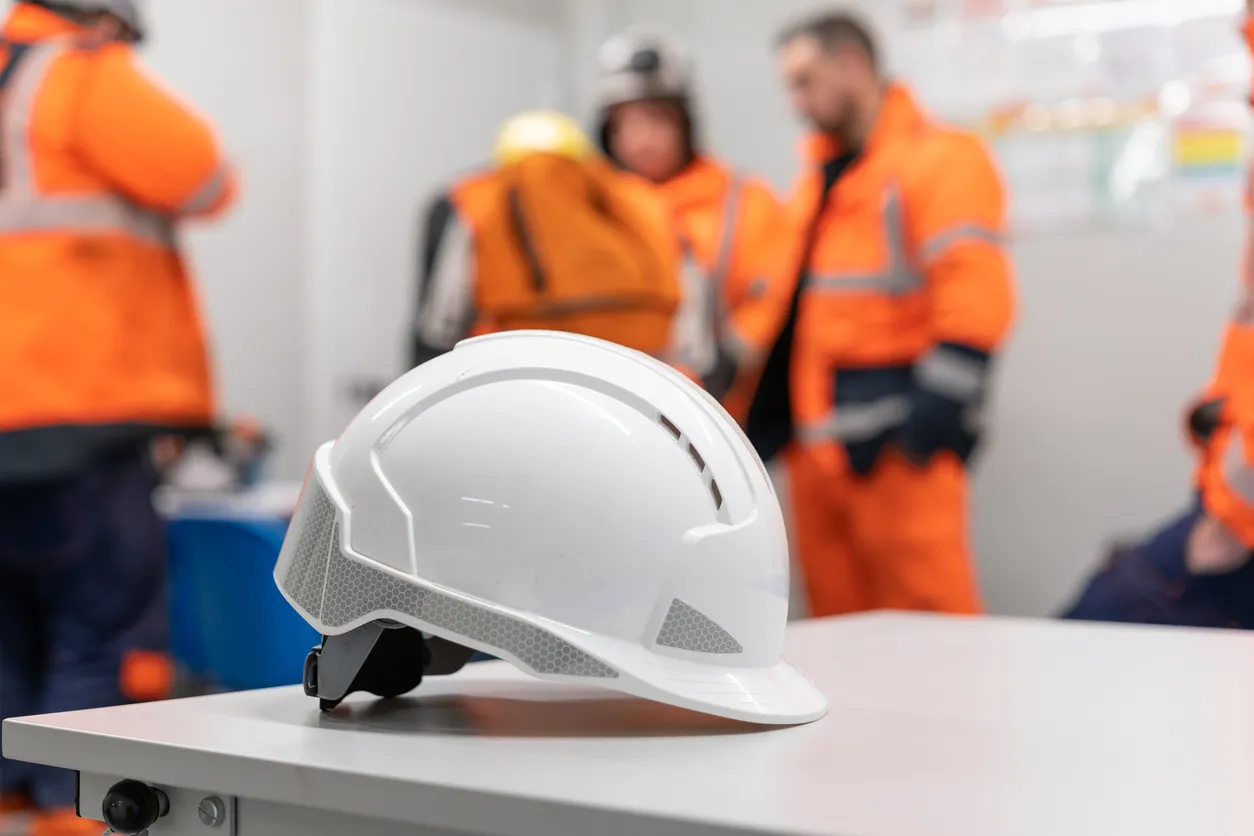 Un casco de construcción colocado sobre una mesa