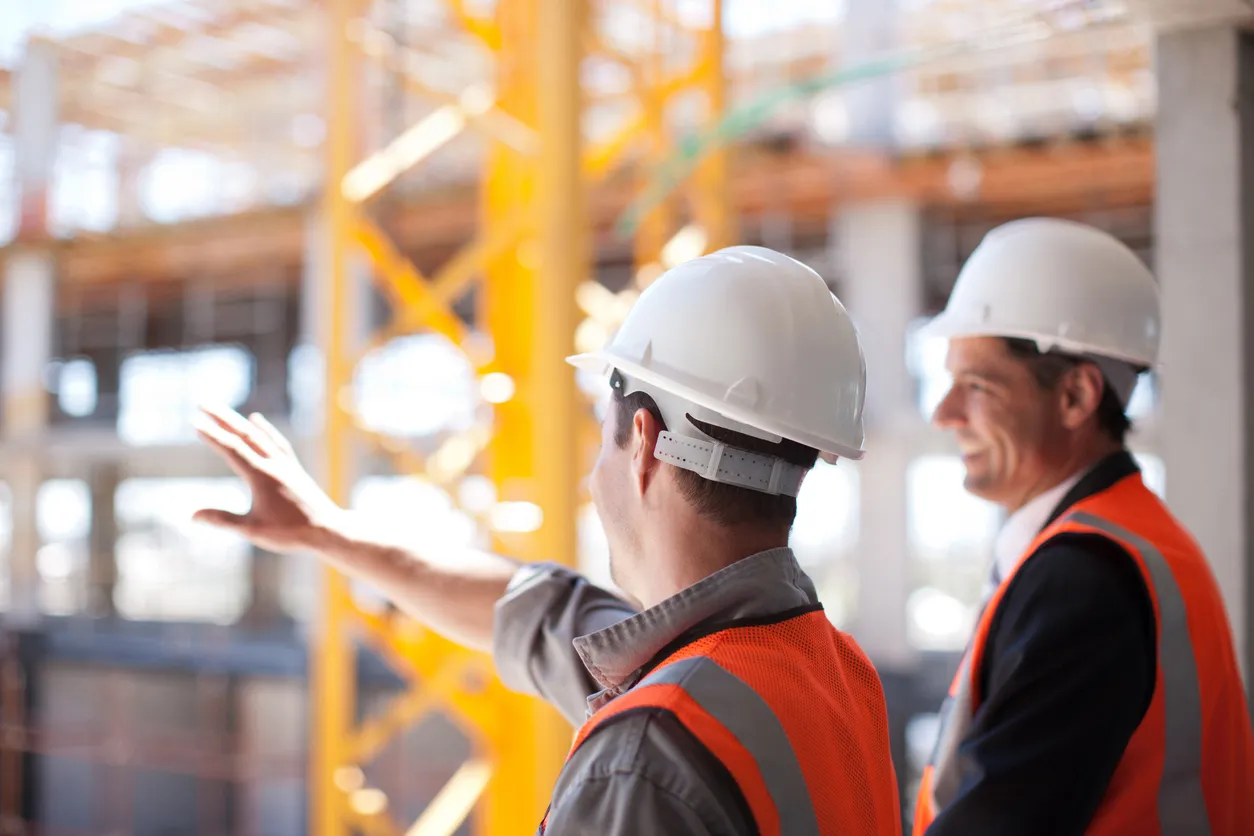 Trabajadores de la construcción en sitio de construcción