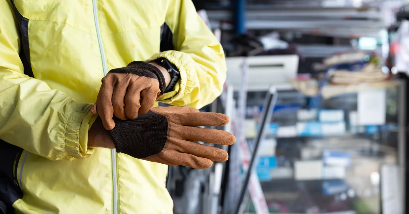 Un vidriero con guantes 