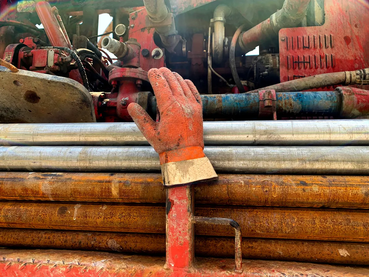 Guante de trabajo y tuberías 