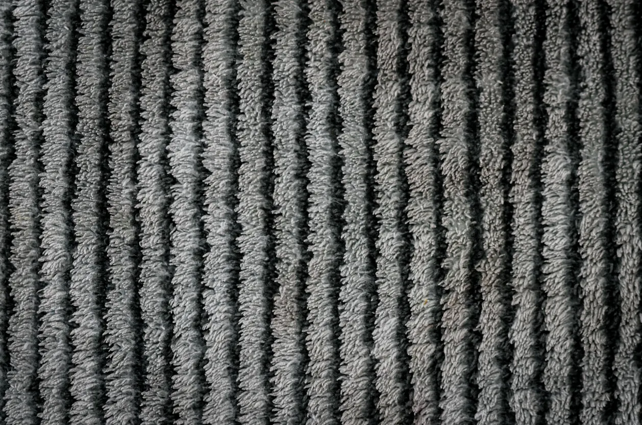 Textura macro de tela de microfibra gris acanalada con patrón vertical 