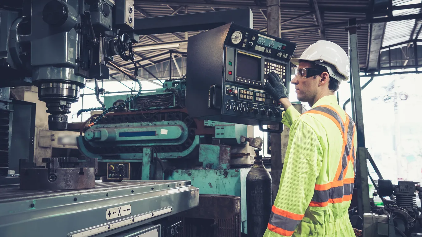 Operador en industria manufacturera, en área en donde se utilizan tapetes absobentes industriales 