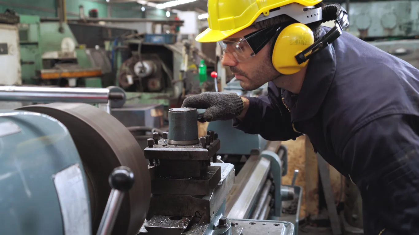 Operado de equipo industrial. Estas áreas usan tapetes absobentes