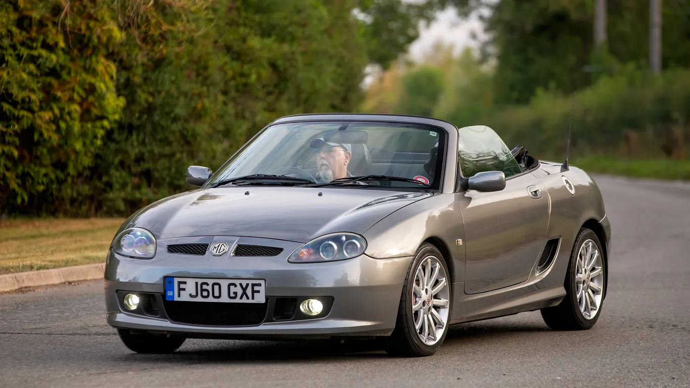 Coche MG TF en carretera