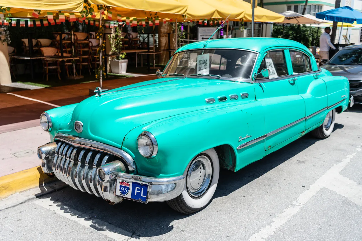 Azul 1950 Buick Roadmaster . Clásico Buick Roadmaster retro en Miami Beach.
