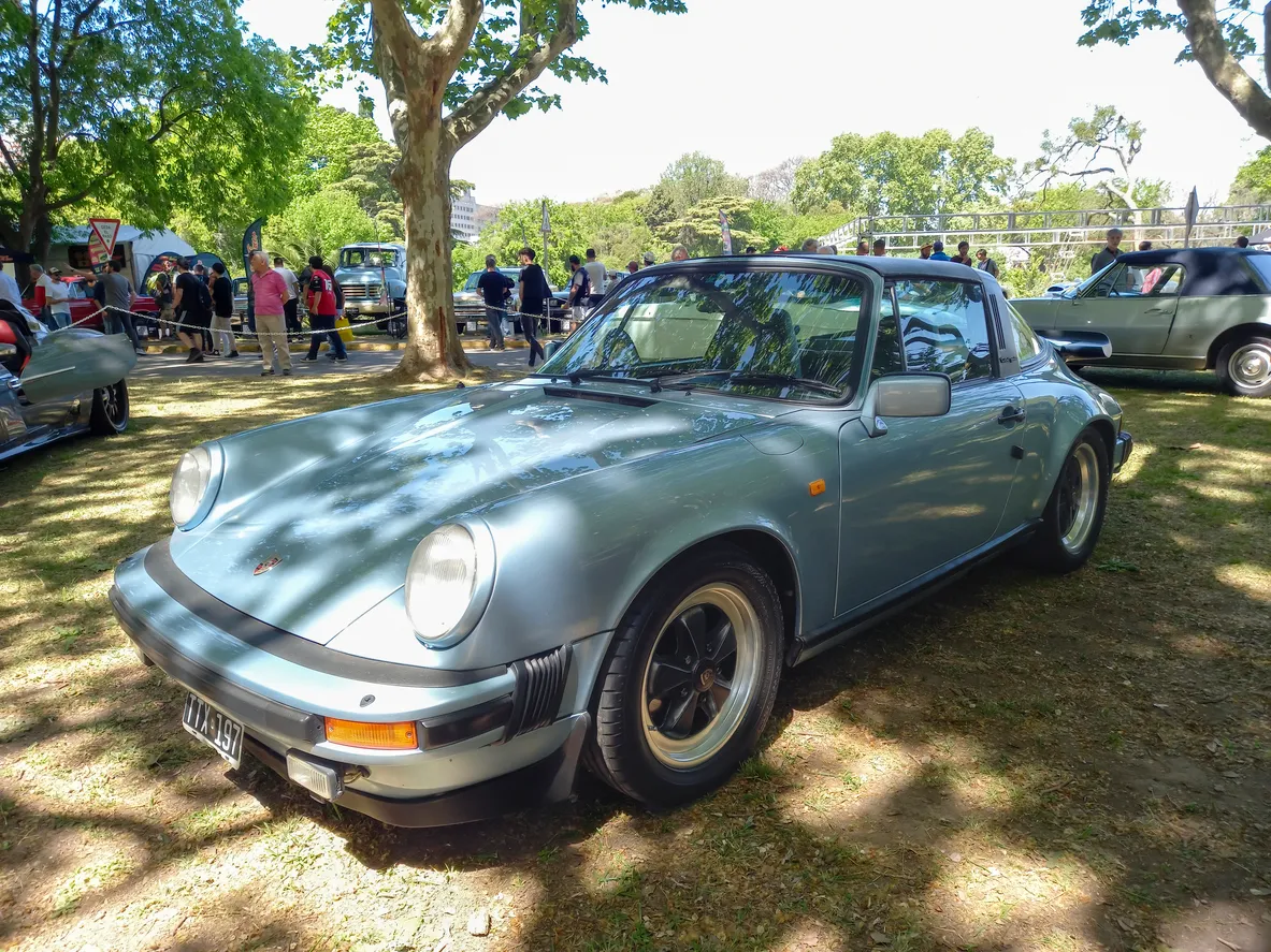 Viejo Porsche 911 SC Super Carrera Targa gris plateado de la década de 1990 en una exhibición de autos clásicos en un parque 