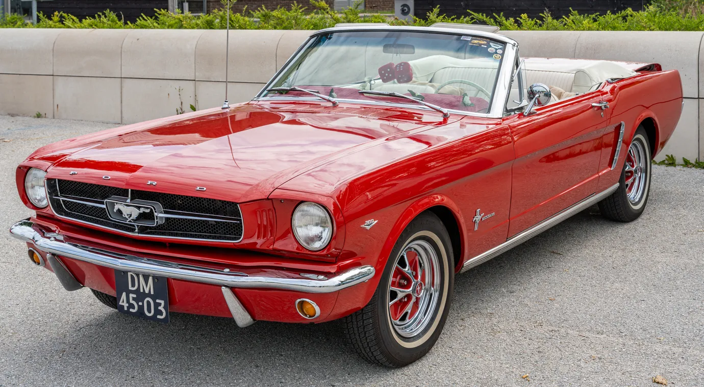 Primera generación del icónico muscle car americano Ford Mustang descapotable de 1964 en el Día Nacional de los Veteranos 