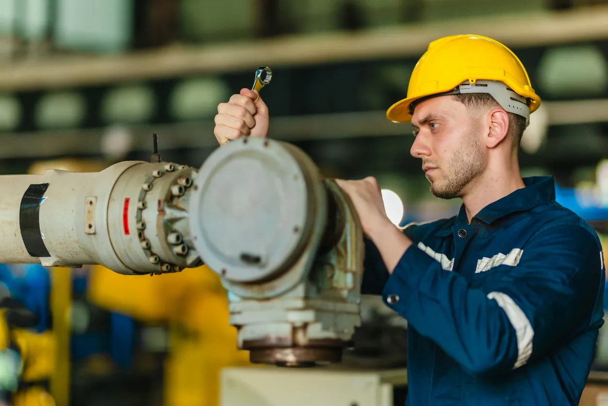 Técnico de mantenimiento de brazo robótico industrial 