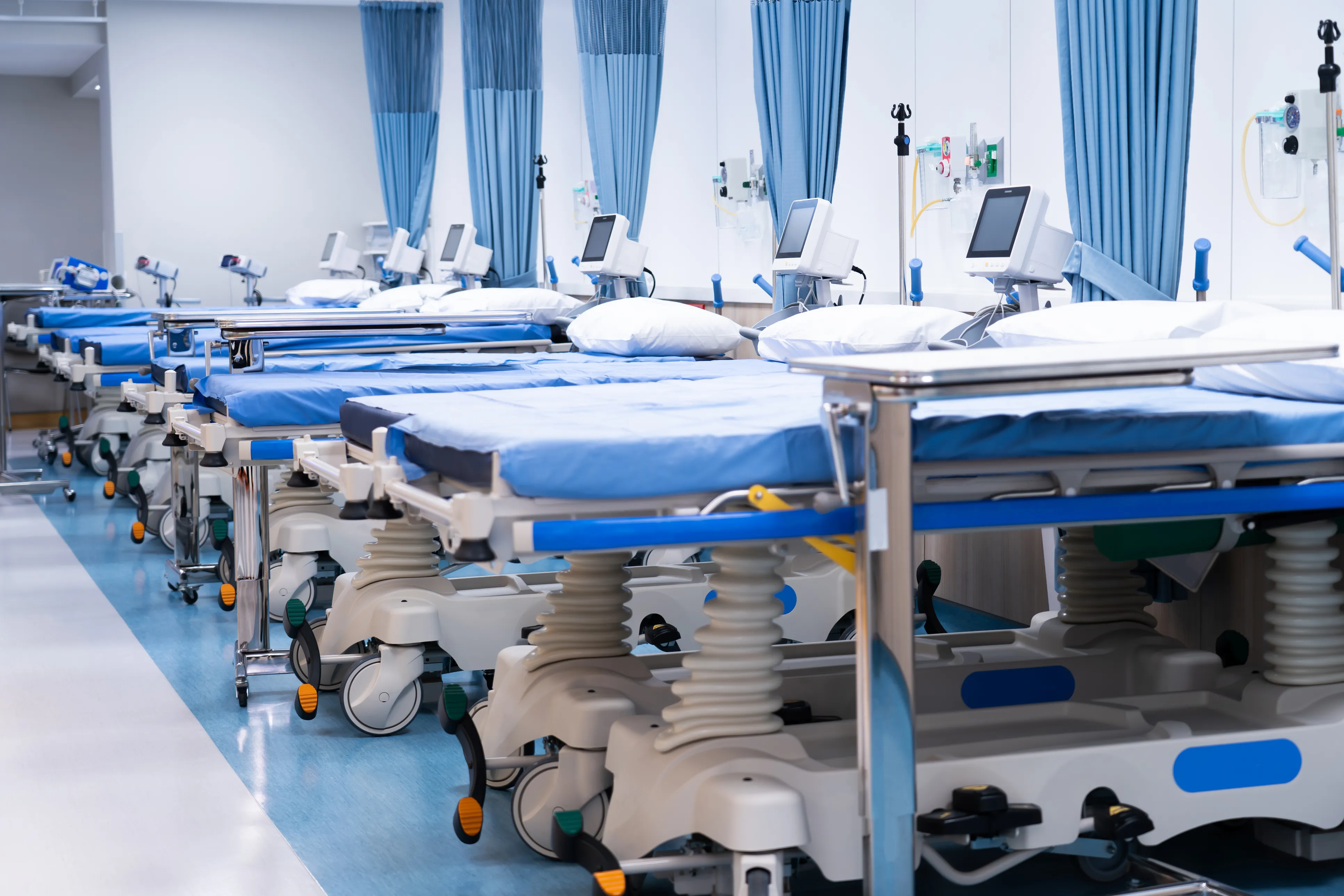 Varias camas en hospital moderno