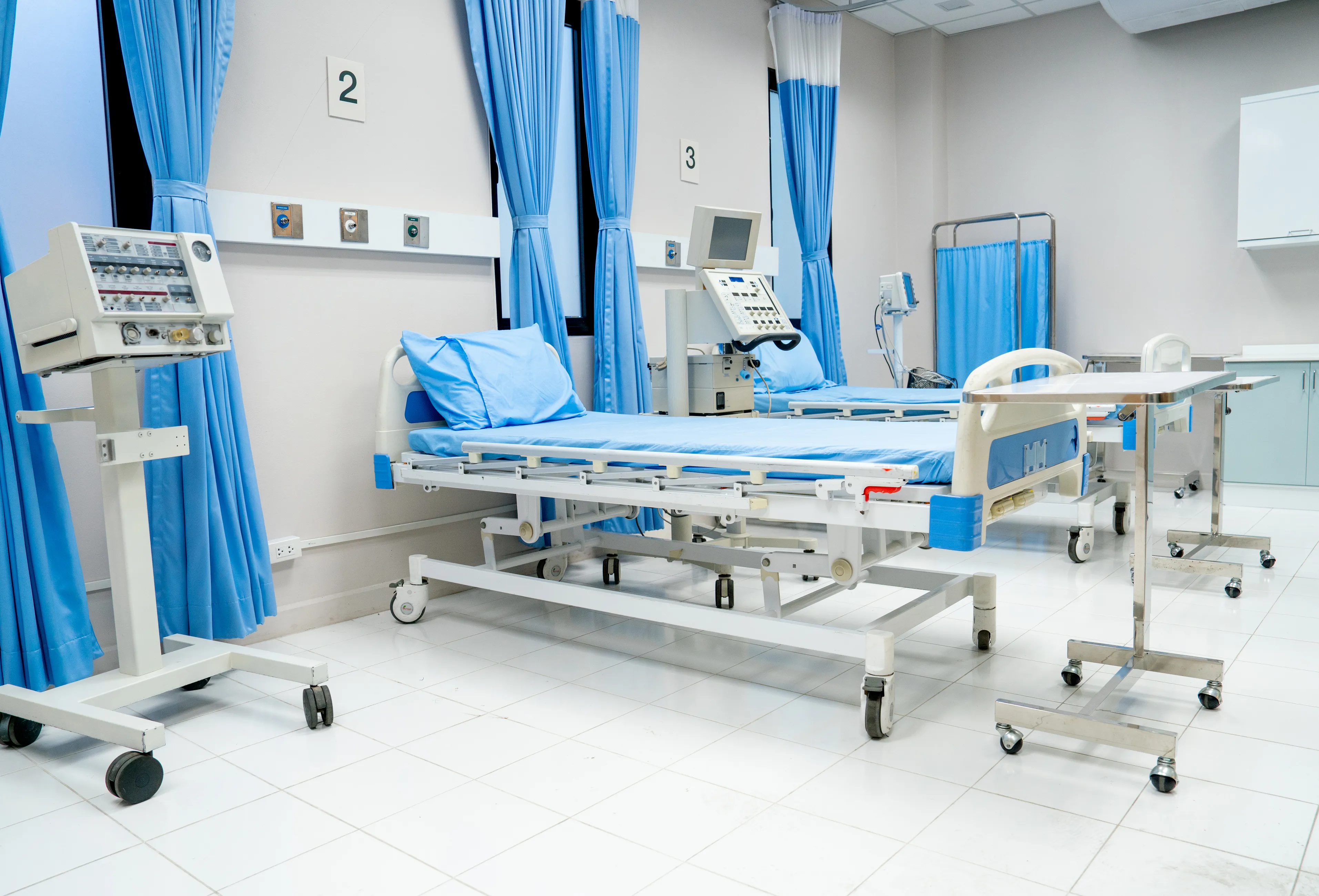 Camas con sábanas desechables en una clinica moderna