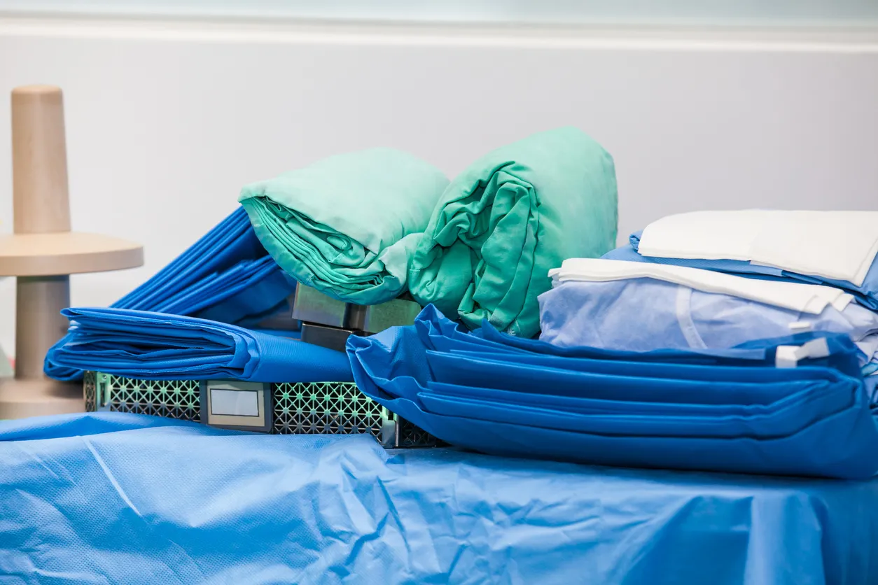 Material estéril y ropa listos para un procedimiento quirúrgico en una sala de operaciones