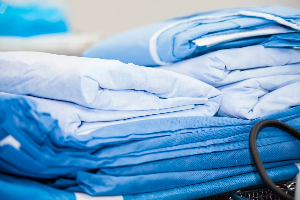 Material estéril y ropa listos para un procedimiento quirúrgico en una sala de operaciones