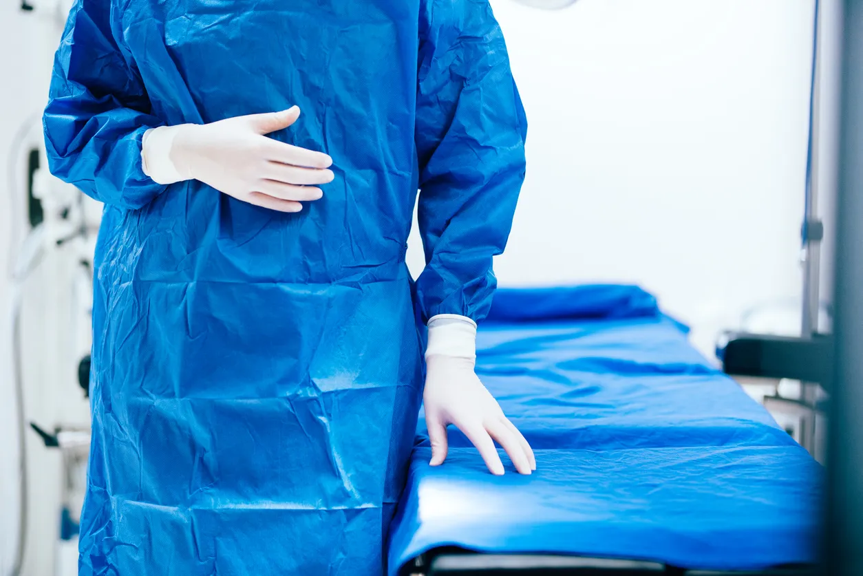 Detalles de peelings de cirujano, guantes de goma y la mesa de operaciones
