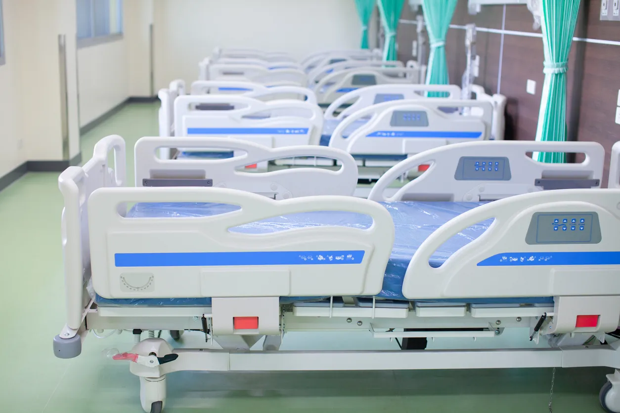 Camas en gran sala de hospital