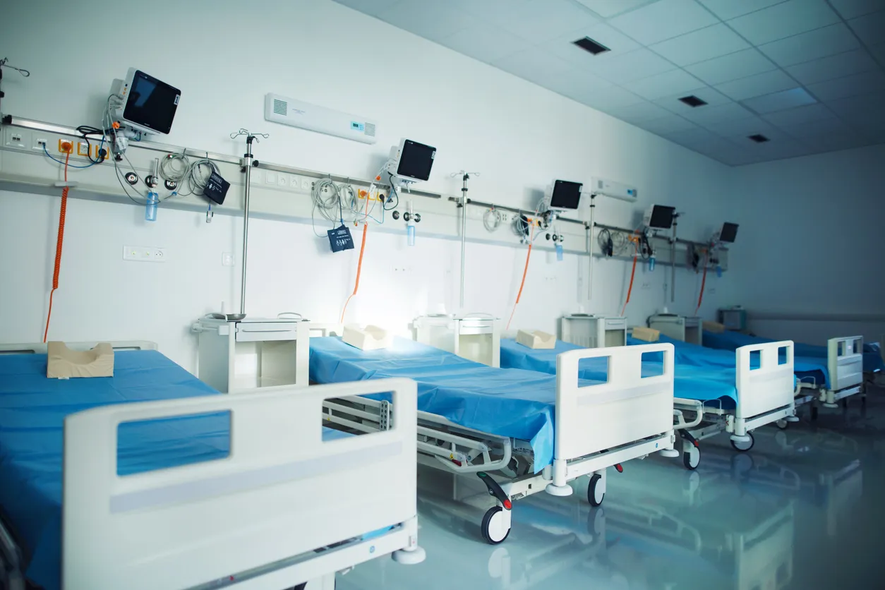 Varias camas en hospital moderno