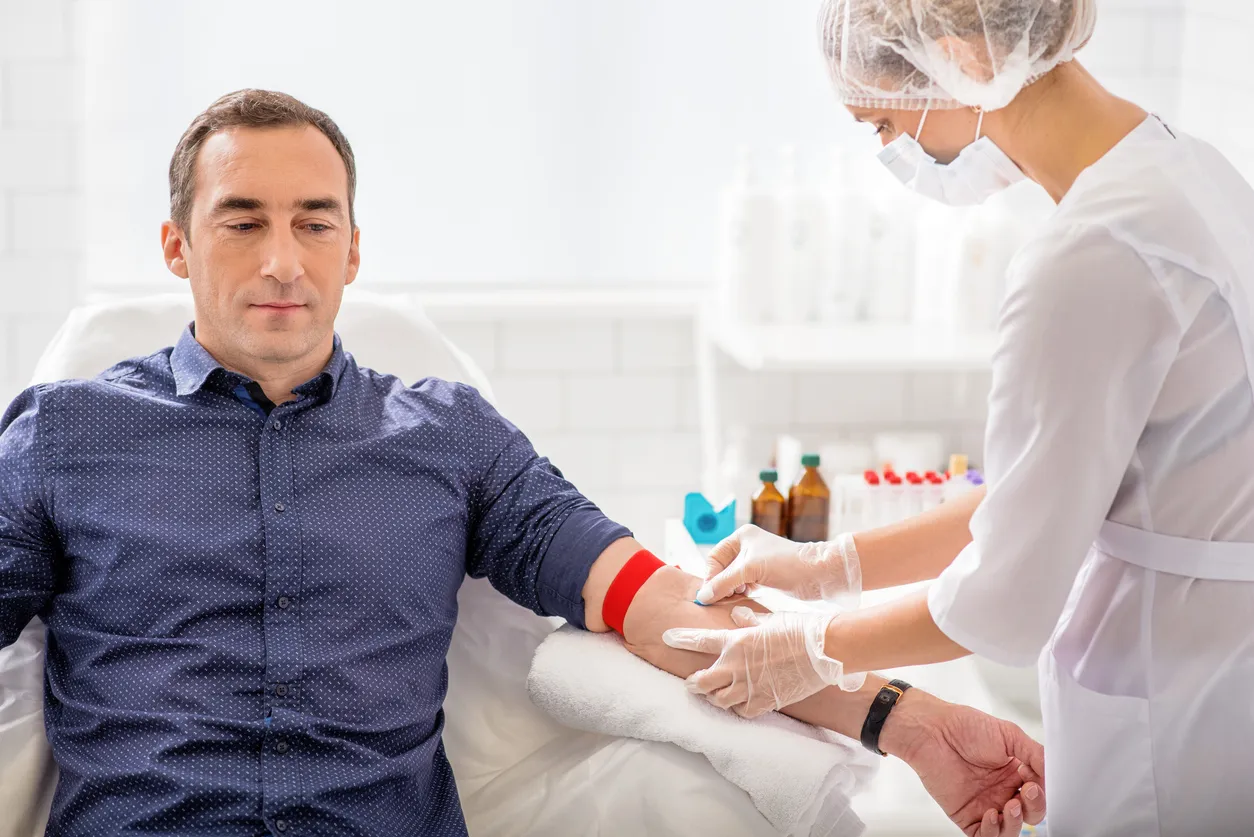 Trabajador médico realiando un análisis de recolección