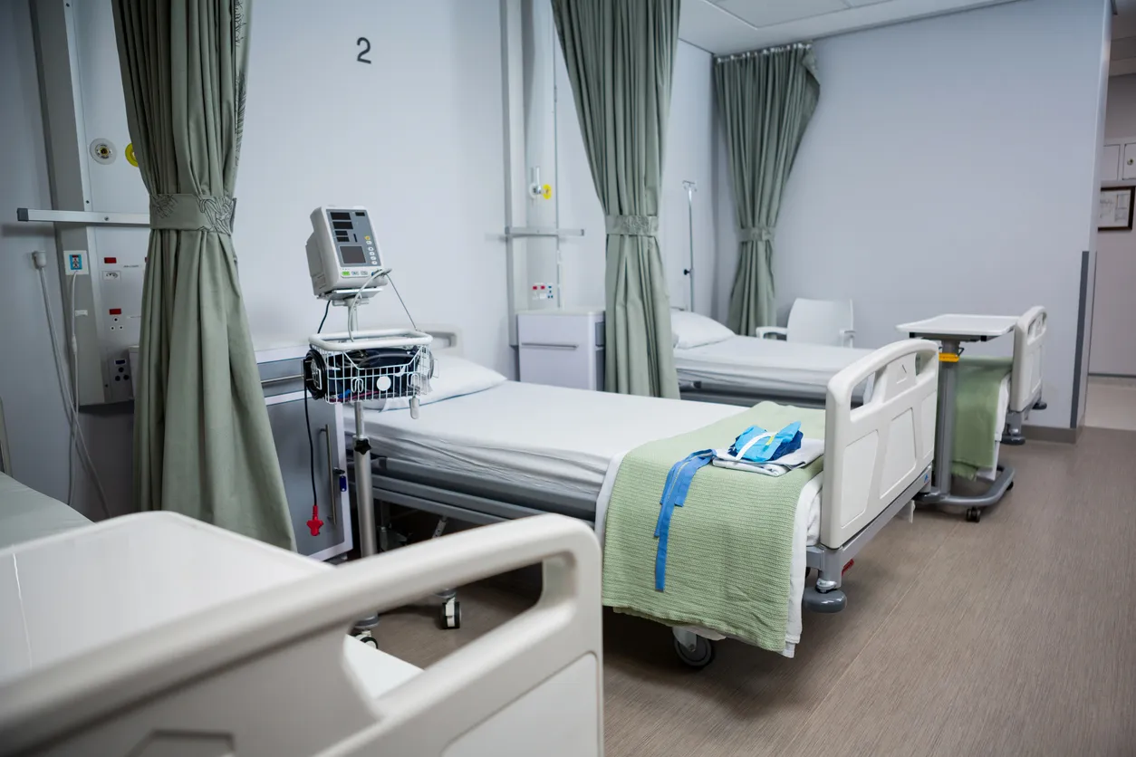 camas de hospital en sala