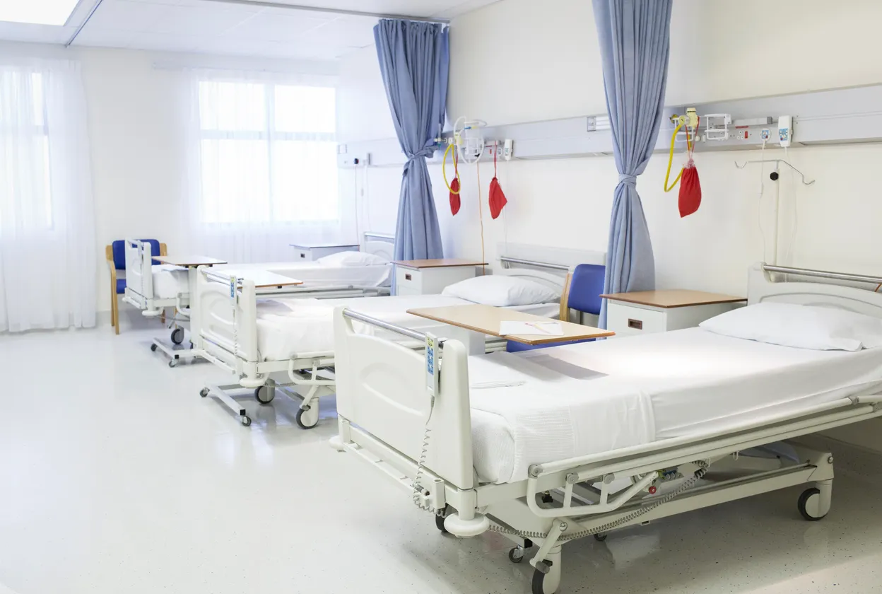 Camas vacías en la habitación del hospital