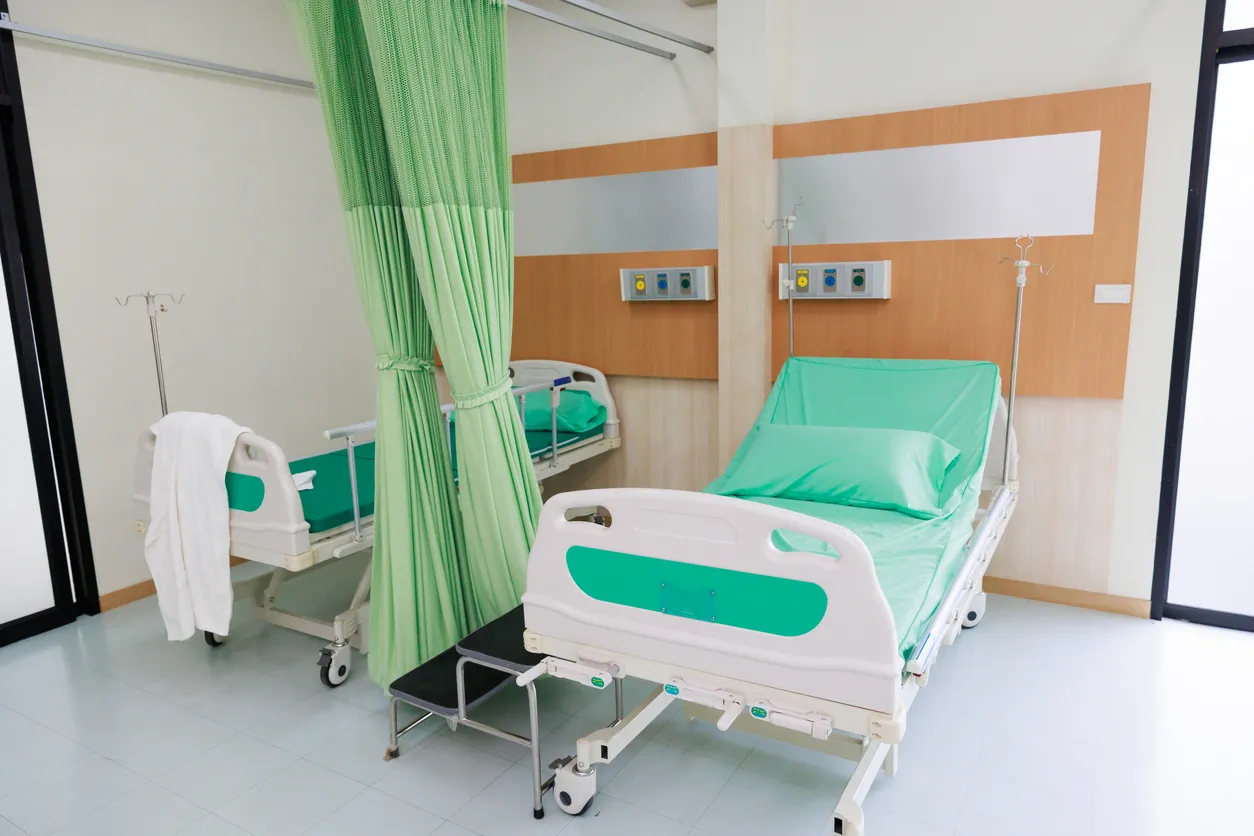 Dos camas en la habitación de una clinica.