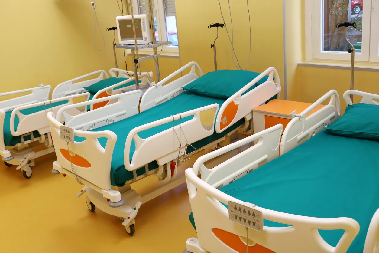 Sala de hospital con camas médicas