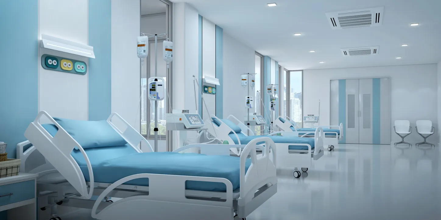 Habitación de hospital con varias camas con sábanas desechablss