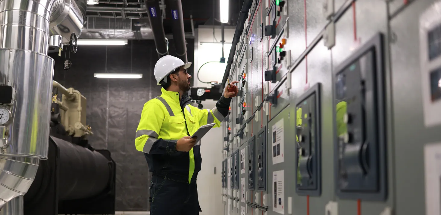 Ingenieros trabajando en la sala de control principal de un sistema HVAC enfriador de última generación.