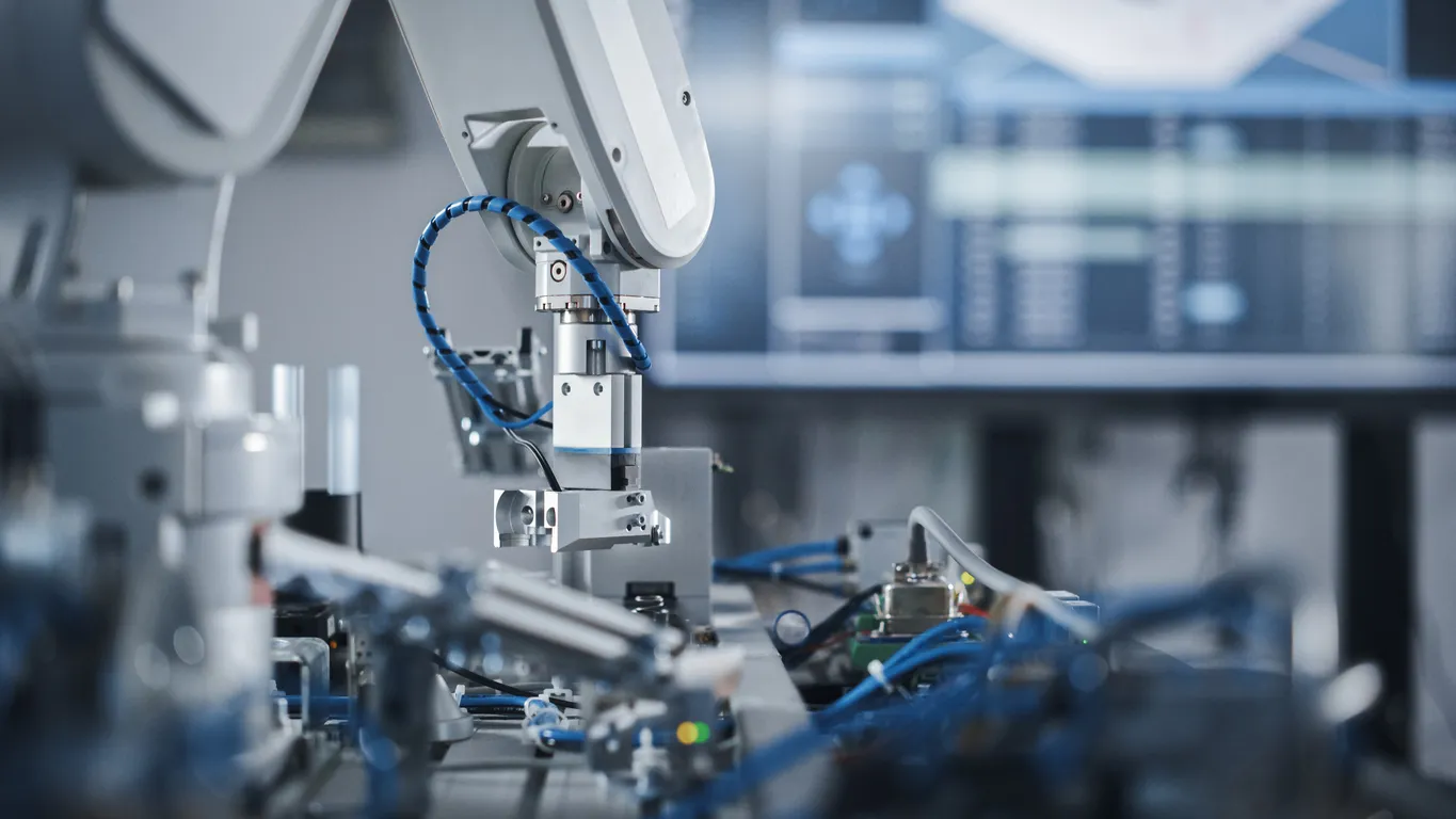 Industria de la robótica Cuatro brazos robóticos de instalaciones de ingeniería que se mueven en diferentes direcciones.