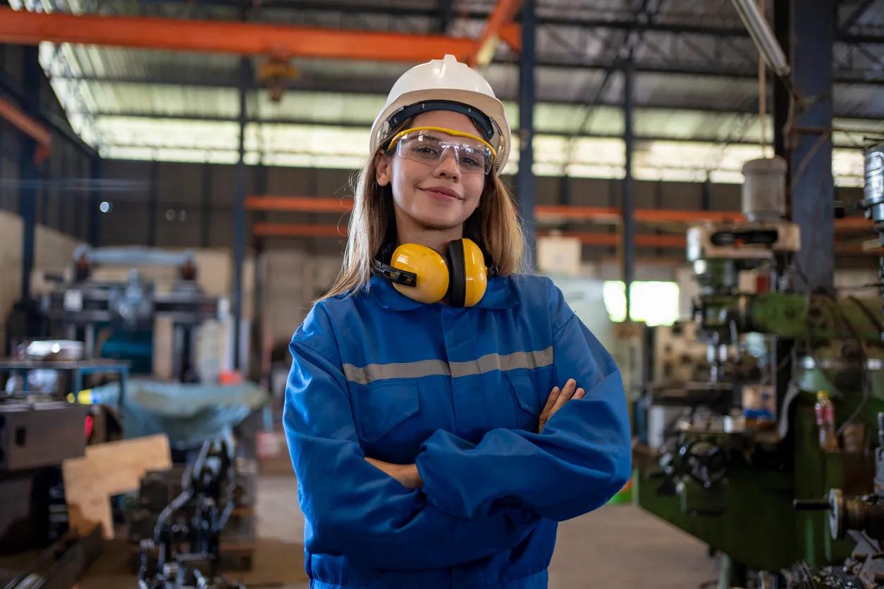 Retrato asiático femenino Ingeniería profesional vistiendo uniforme y seguridad en fábrica 