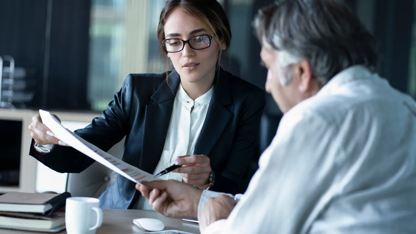 consultora con personal de administración revisando los procesos de la empresa