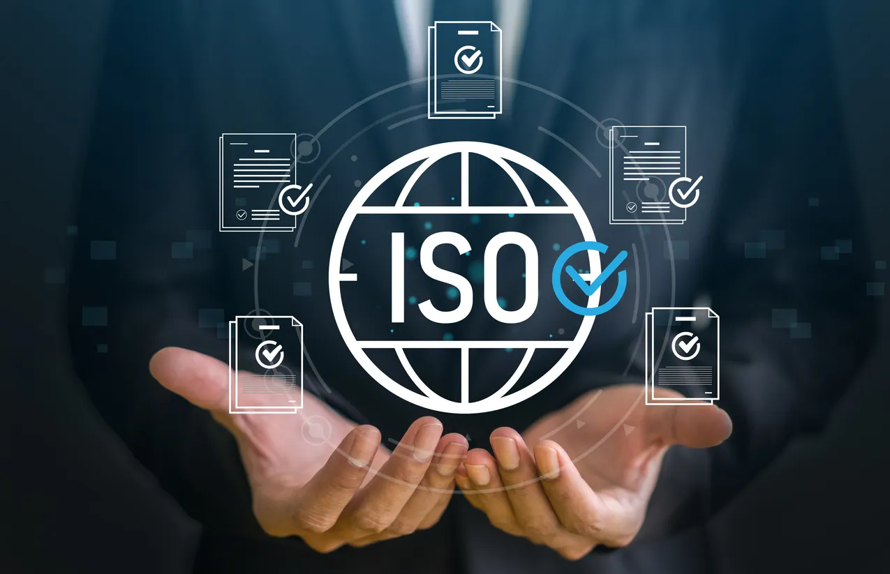 personas con icono virtual para el aseguramiento de la calidad, estándares internacionales de calidad, cumplimiento y 