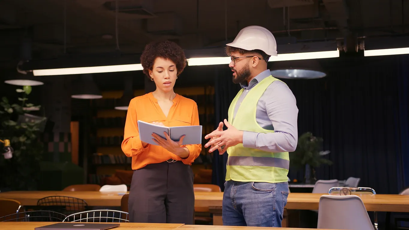 Consultora realizando una revisión de los procesos para la certificación en ISO