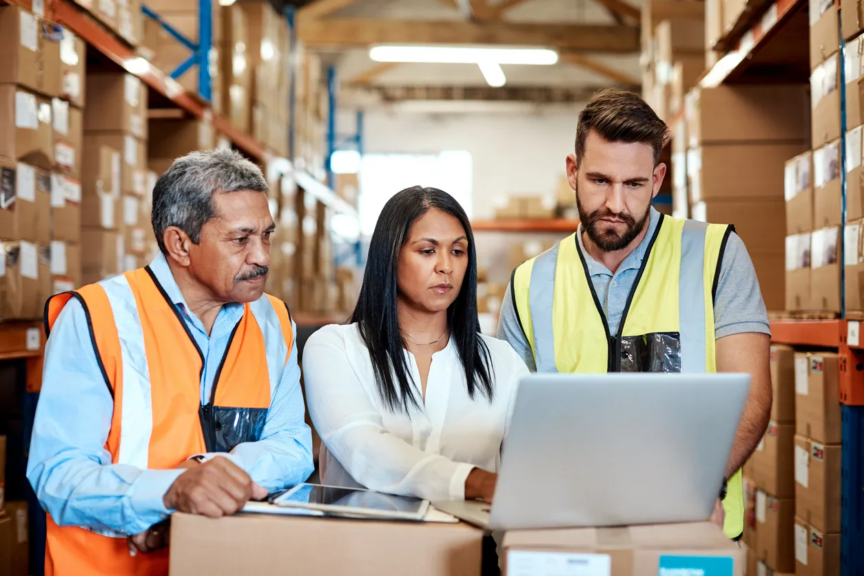 Consultora en proceso de recopilación de datos en una empresa de logistica