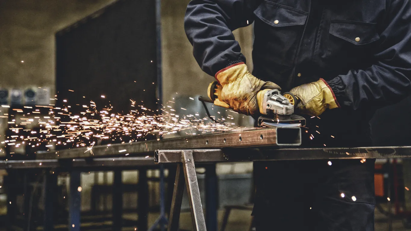 Trabajador con la amoladora 