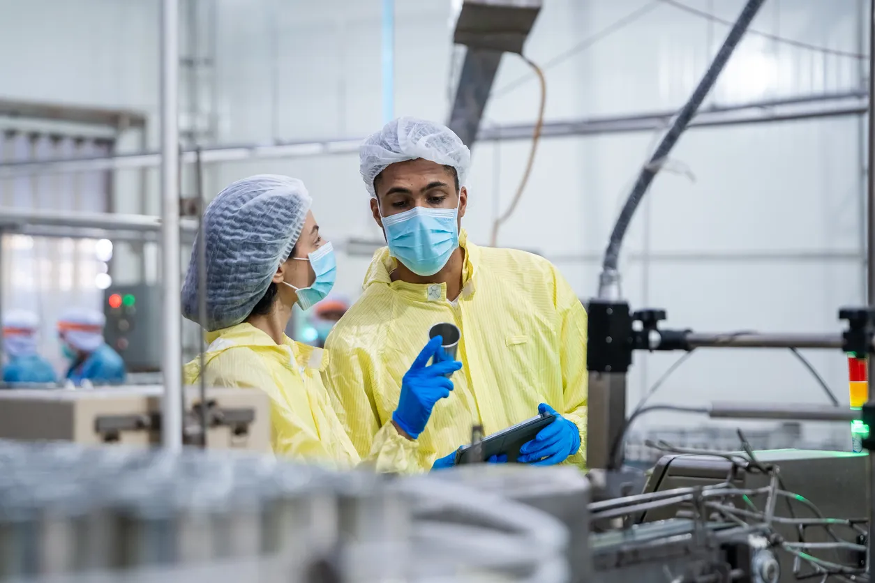 Consultor realizando una revisión de los procesos en la fabricación en industria alimentaria
