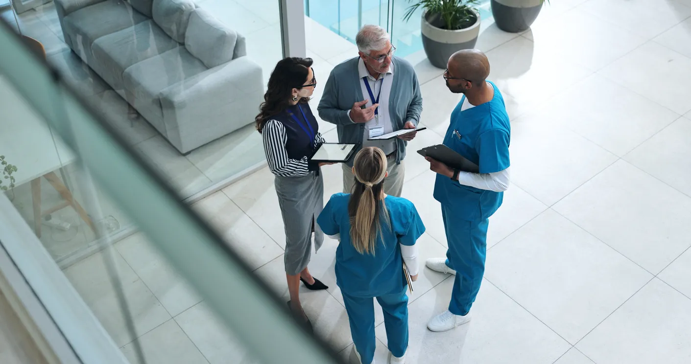 Consultores revisando los procesos con doctores de un hospital 