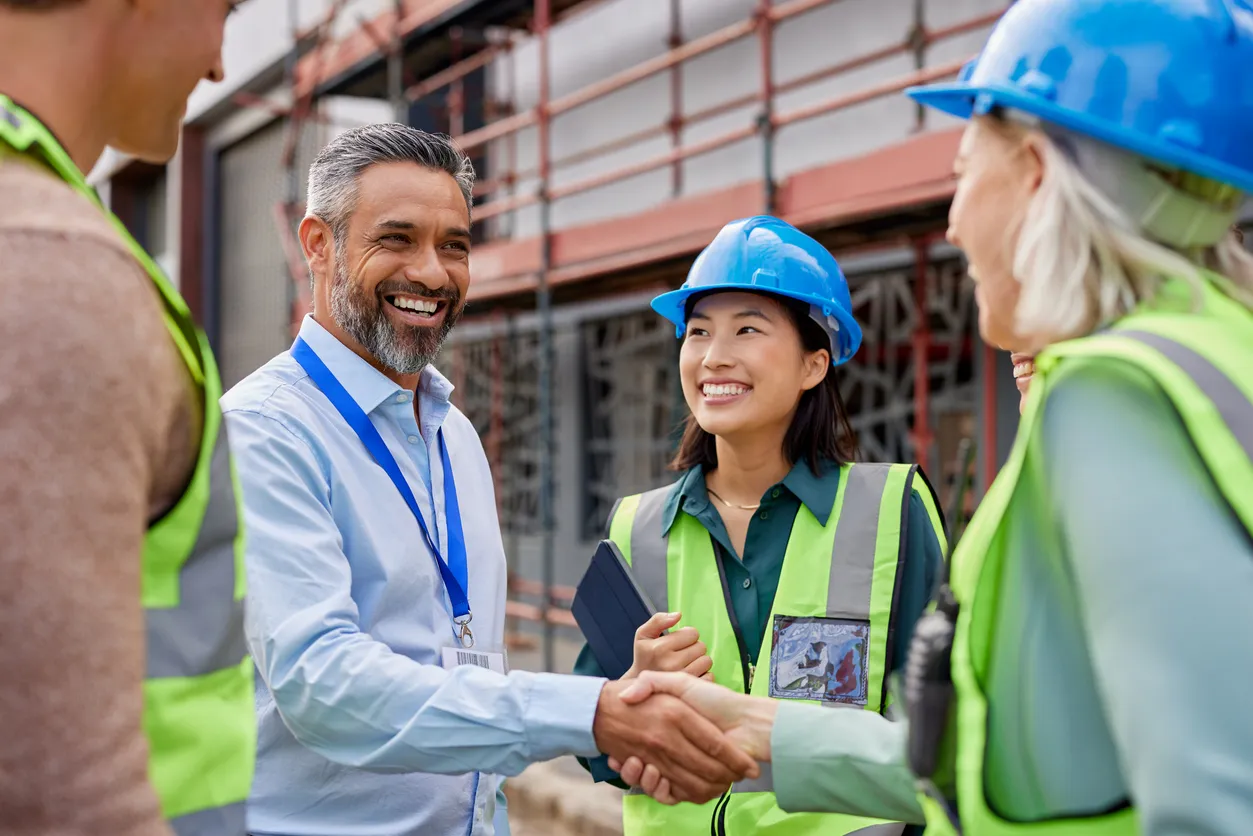 Trabajador de la construcción estrechando la mano del capataz 