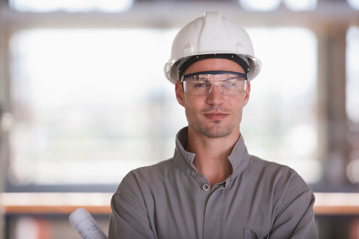 Trabajador de construcción en sitio de construcción