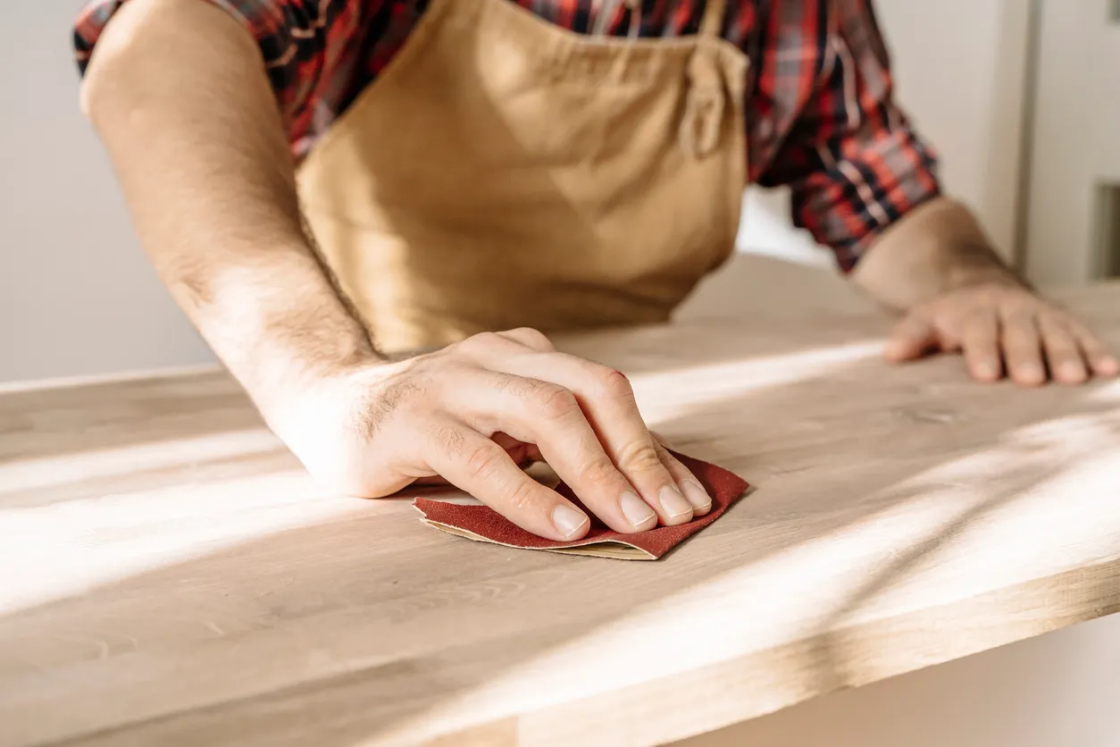 El carpintero trabaja con madera en el taller. Pequeña empresa, producción, concepto artesanal.