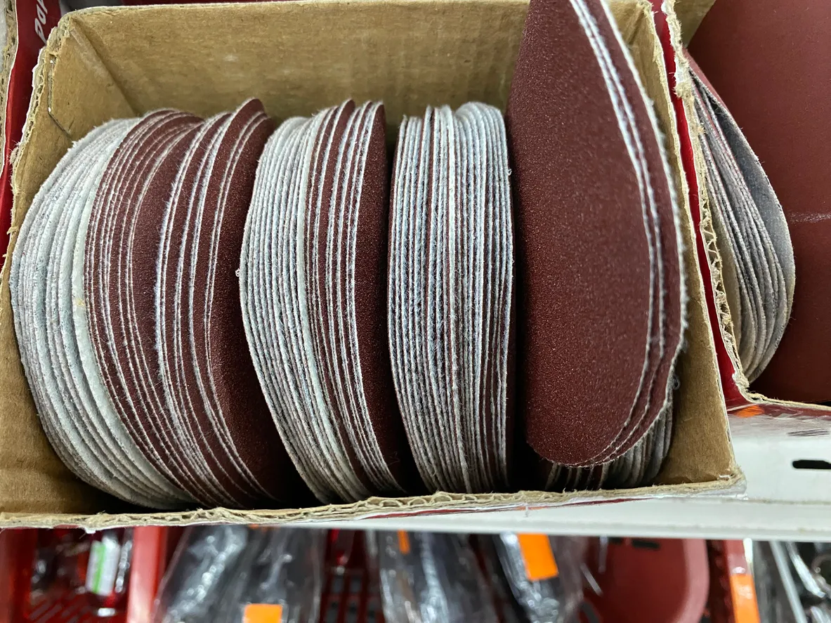La pila de hoja de papel de lija marrón aislada sobre el fondo de la caja marrón 