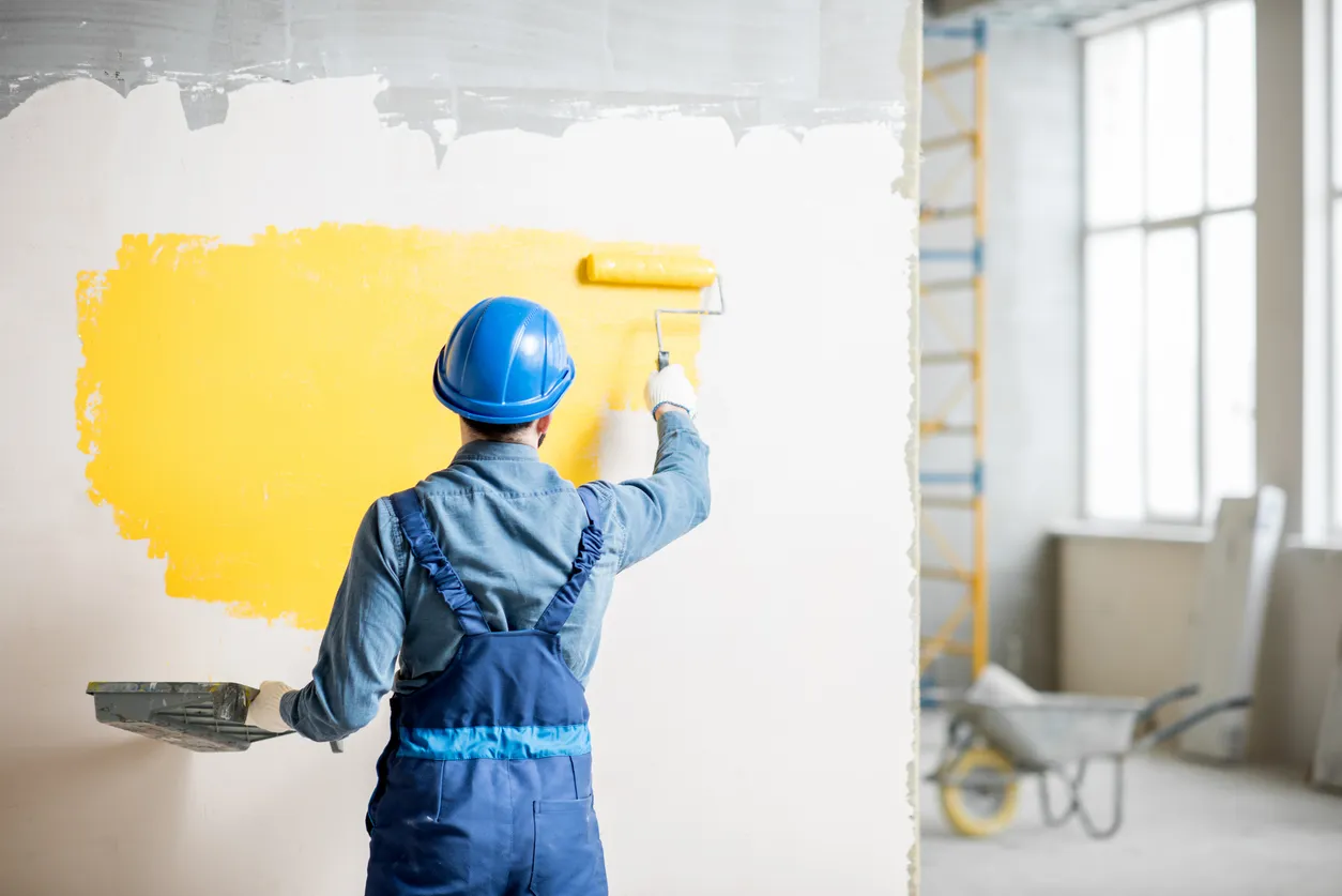 Workamn pared de pintura en interiores