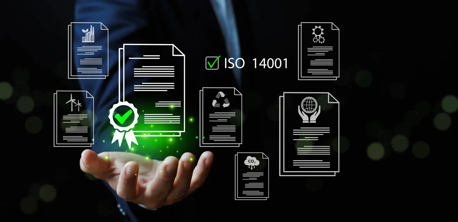 Concepto de certificación de gestión ambiental ISO 14001 con documentos digitales, cumplimiento de sostenibilidad, normas de 