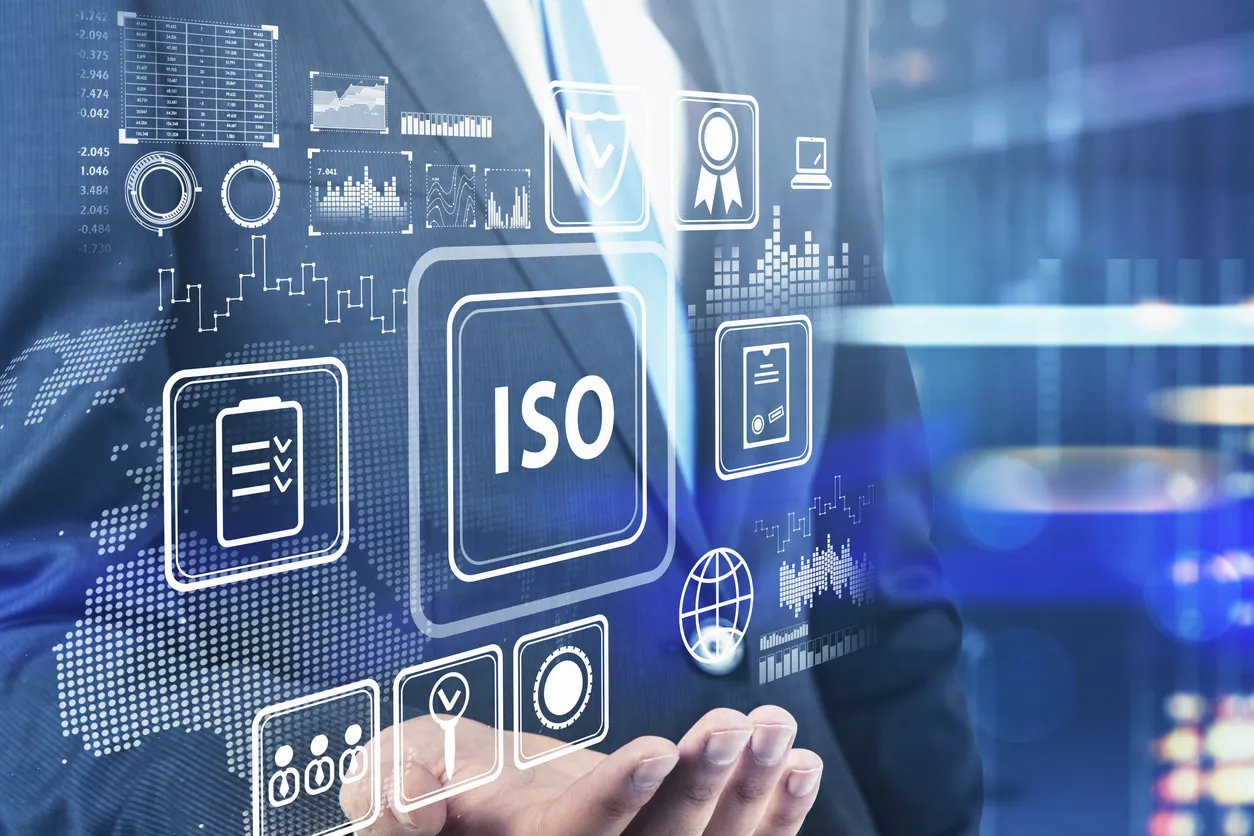 Empresario sosteniendo a mano pantalla digital de vidrio futurista con la investigación de la organización internacional de e