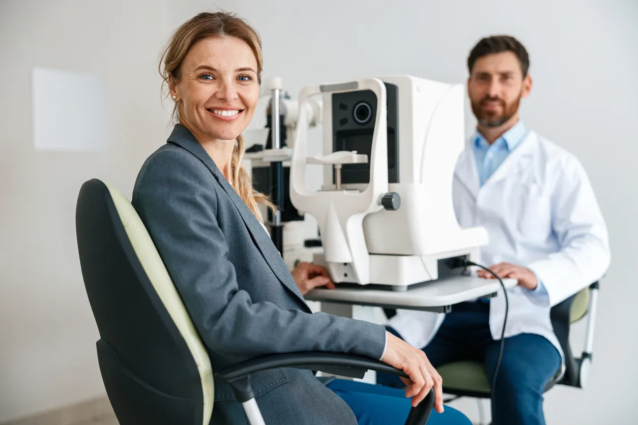 Gerente realizandose examen de la vista 