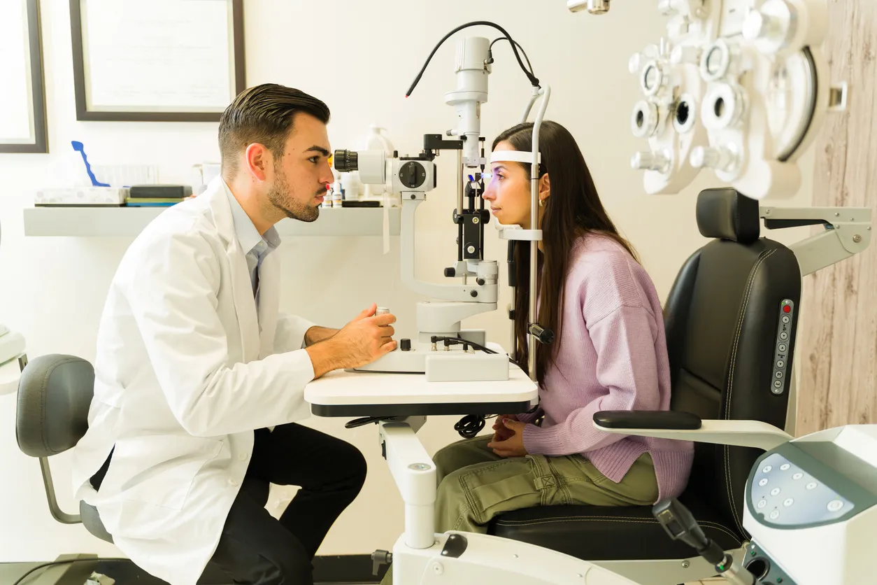 Oftamologo realizando examen de la visa a doctores de un hospital 