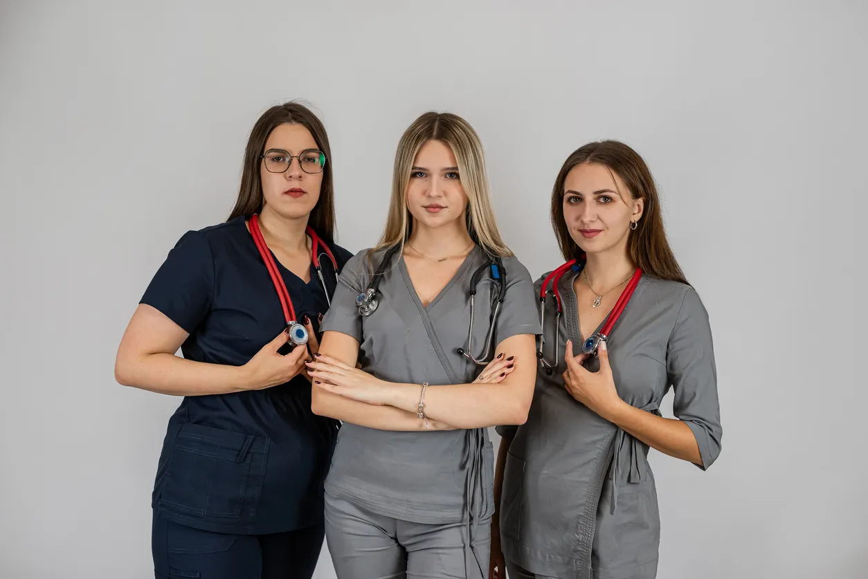 Ropa médica: uniformes y scrubs para clínica y hospital