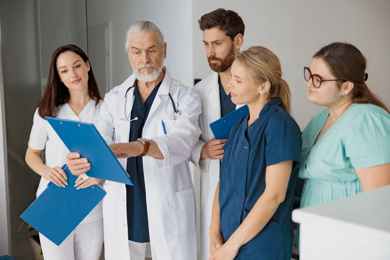 Colores en salud: uniformes clínicos y quirúrgicos