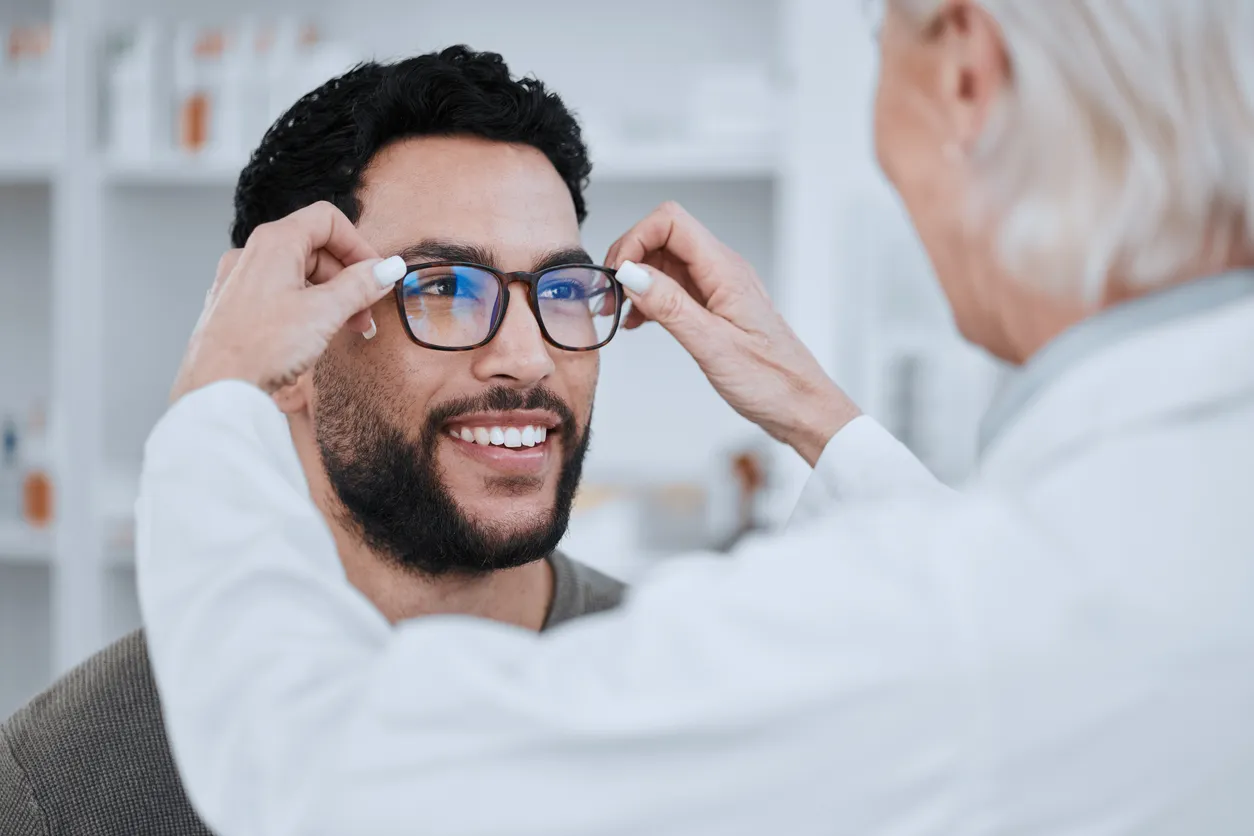 Elección y optometrista con el paciente, la salud y la prueba en la clínica.