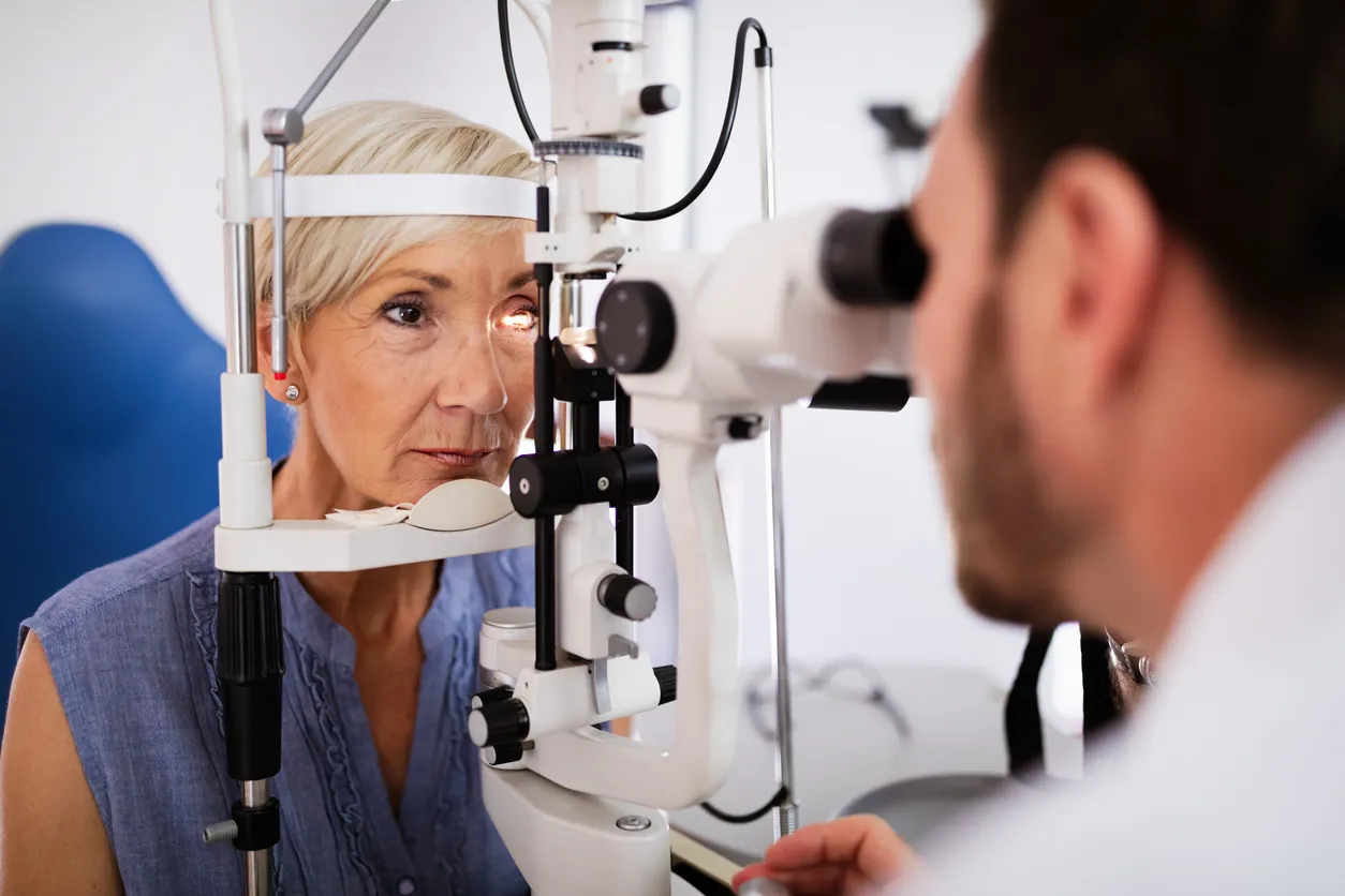 Cuidado de la salud, personas, visión y concepto tecnológico 